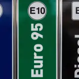 Trzy dystrybutory paliwa: Euro 95 E5, Euro 95 E10 (benzyna E10) i Diesel B7.