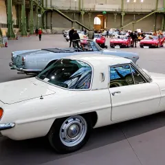 Biały, klasyczny Mazda Carol z lat 60. prezentuje swoje eleganckie linie na wystawie w Grand Palais.