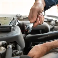 Mechanik wymienia sprężarkę klimatyzacji. Sprawdź wymiana sprężarki klimatyzacji cena.
