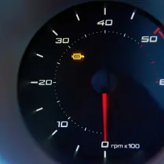 Żółta kontrolka filtra cząstek stałych (DPF) na desce rozdzielczej samochodu.