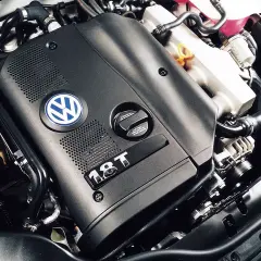 Silnik 1.8T z Volkswagena Passata B5.5, z charakterystycznym logo VW i turbosprężarką.