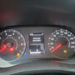 Kontrolka AdBlue w Renault Master świeci, informując o konieczności uzupełnienia płynu. Do zatrzymania pozostało 145 km.