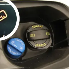 Wlew paliwa z korkiem AdBlue i diesla, obok kontrolka płynu AdBlue.