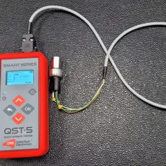 Tester czujnika ciśnienia klimatyzacji QST-5 z podłączonym czujnikiem.