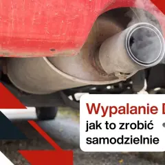 Dym wydobywający się z rury wydechowej samochodu, z napisem "Wypalanie DPF jak to zrobić samodzielnie".