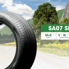 Opona Westlake SA07 SPORT na tle krajobrazu z górami i drogą.
