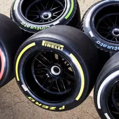 Pięć opon Pirelli F1 z kolorowymi paskami na bokach: czerwonym, żółtym, niebieskim, zielonym i białym.