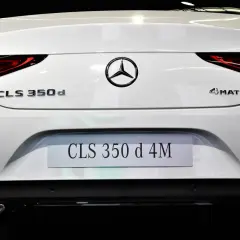 Tył białego Mercedesa CLS 350 d 4MATIC. Widoczne oznaczenia modeli i logo marki.