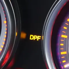 Na desce rozdzielczej Hyundai ix35 świeci się żółta kontrolka DPF, sygnalizując problem z filtrem cząstek stałych.