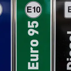 Trzy dystrybutory paliwa: Euro 95 E5, Euro 95 E10 (benzyna E10) i Diesel B7.