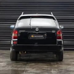 Czarny VW Parati GTI 16V z 2000 roku, widok z tyłu, z logo "The Garage" na klapie bagażnika.