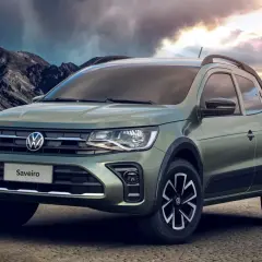 Zielony VW Saveiro Extreme gotowy na przygodę w surowym krajobrazie.