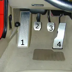 Gdzie jest gaz, hamulec, sprzęgło? Opanuj pedały w aucie!