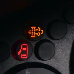Pomarańczowa kontrolka dpf Iveco Daily świeci się, sygnalizując potrzebę regeneracji filtra cząstek stałych. Obok świeci się czerwona kontrolka otwartych drzwi.