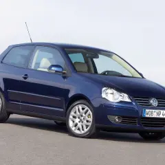 Ciemnoniebieski Volkswagen Polo IV, model z 2005 roku, stoi na szarym asfalcie.