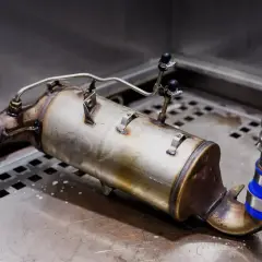 Element układu wydechowego, prawdopodobnie filtr DPF lub katalizator, z widocznymi przyłączami. Może to być związane z objawami awarii zaworu EGR.