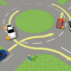 Ilustracja przedstawia skrzyżowanie z ruchem okrężnym, na którym doszło do kolizji.