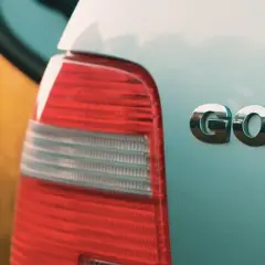 Tylna lampa i napis GOLF na jasnoniebieskim samochodzie. Zastanawiasz się, golf 4 jakie żarówki wybrać?