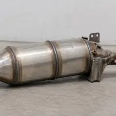 Metalowy element układu wydechowego samochodu, prawdopodobnie emulator DPF.