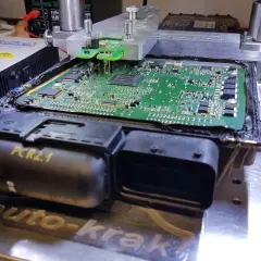Elektronika samochodowa Opel PCR2.1 poddana diagnostyce.