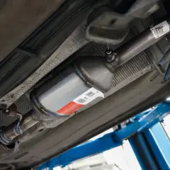 Podwozie auta z widocznym elementem układu wydechowego, który może być DPF. Sprawdź, jak sprawdzić czy auto ma DPF, analizując jego budowę.