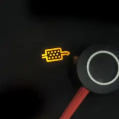 Żółta kontrolka dpf hyundai i40 świeci się, sygnalizując problem z filtrem cząstek stałych.
