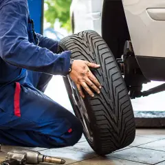 Opony fabryczne Toyota: Wybierz mądrze! OE czy zamiennik?