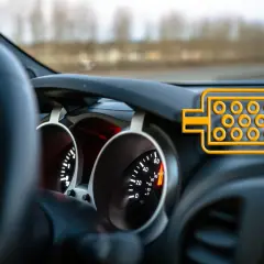 Wnętrze samochodu z ikoną filtra DPF na desce rozdzielczej.