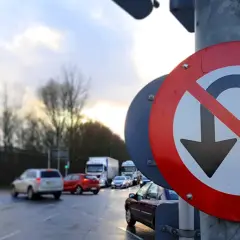 Znak zakaz zawracania na drodze z ruchem samochodowym.