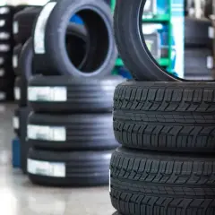 Stosy opon Goodride, gdzie produkowane są te opony, w magazynie.