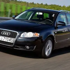 Czarne Audi A4 B7 Avant z lat produkcji 2004-2008 pędzi autostradą.
