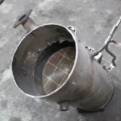 Zużyty filtr cząstek stałych FAP z widocznym wkładem ceramicznym.