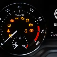 Na desce rozdzielczej Skoda Fabia świeci się żółta kontrolka EPC, sygnalizując problem z silnikiem.