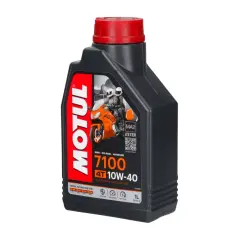 Czarna butelka oleju Motul 7100 10W-40 z czerwonym korkiem i grafiką motocyklistów.