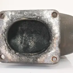 Zużyty katalizator samochodowy, który może być przyczyną zapchanego DPF. Objawy problemów z filtrem cząstek stałych mogą być widoczne na jego strukturze.