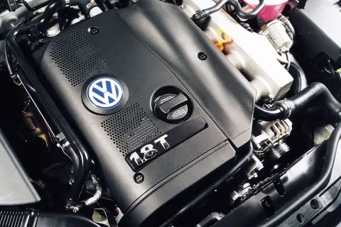 Silnik 1.8T z Volkswagena Passata B5.5, z charakterystycznym logo VW i turbosprężarką.