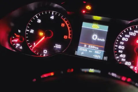 Kontrolka filtra DPF świeci się na desce rozdzielczej Audi A4 B8, wskazując potrzebę wypalania DPF. Przebieg 237524 km.