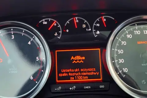 Deska rozdzielcza samochodu Peugeot 508 z wyświetlonym komunikatem o usterce układu oczyszczania spalin i AdBlue.