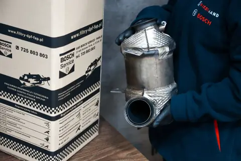 Osoba w rękawiczkach trzyma filtr DPF/FAP obok kartonu z logo Bosch Service.
