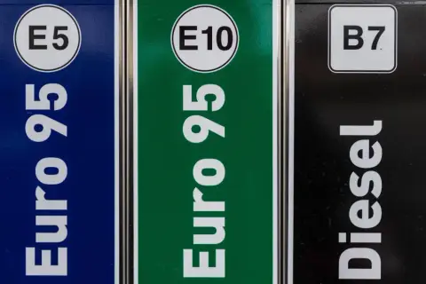 Trzy dystrybutory paliwa: Euro 95 E5, Euro 95 E10 (benzyna E10) i Diesel B7.