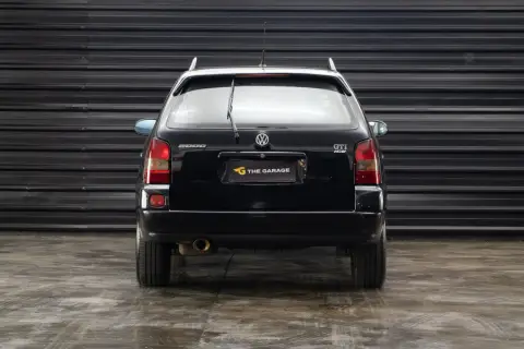 Czarny VW Parati GTI 16V z 2000 roku, widok z tyłu, z logo "The Garage" na klapie bagażnika.