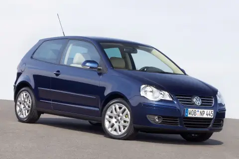 Ciemnoniebieski Volkswagen Polo IV, model z 2005 roku, stoi na szarym asfalcie.