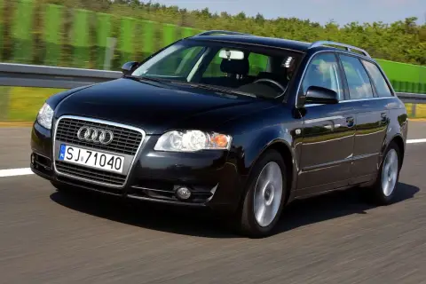 Czarne Audi A4 B7 Avant z lat produkcji 2004-2008 pędzi autostradą.