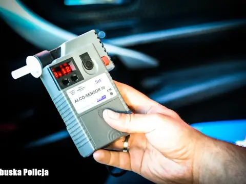 Policja i alkomaty: Modele, procedury, prawa kierowcy. Sprawdź!