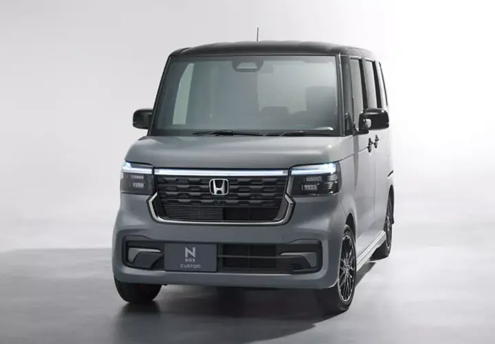 Szary Honda N Box Custom z czarnym dachem i przyciemnianymi felgami, prezentujący nowoczesny design.