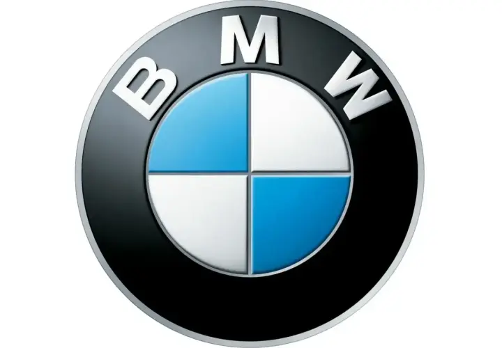 Logo BMW, znany skrót od Bayerische Motoren Werke, z charakterystycznymi niebiesko-białymi ćwiartkami.