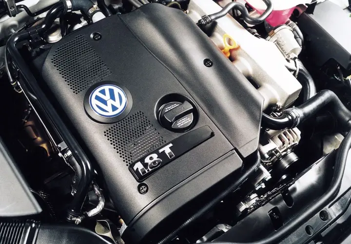 Silnik 1.8T z Volkswagena Passata B5.5, z charakterystycznym logo VW i turbosprężarką.