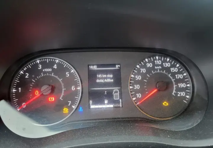 Kontrolka AdBlue w Renault Master świeci, informując o konieczności uzupełnienia płynu. Do zatrzymania pozostało 145 km.
