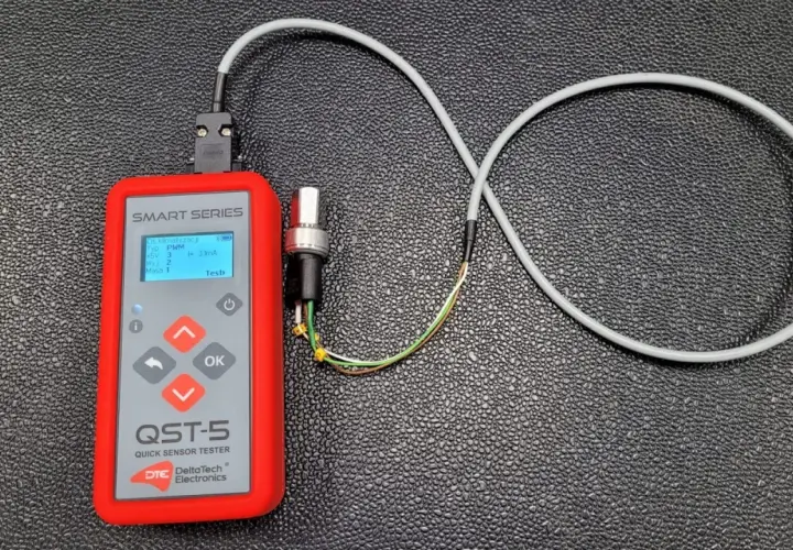 Tester czujnika ciśnienia klimatyzacji QST-5 z podłączonym czujnikiem.
