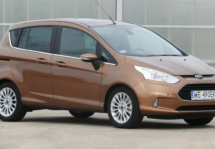 Brązowy Ford B-Max z polskimi tablicami WE 490EK zaparkowany na zewnątrz.